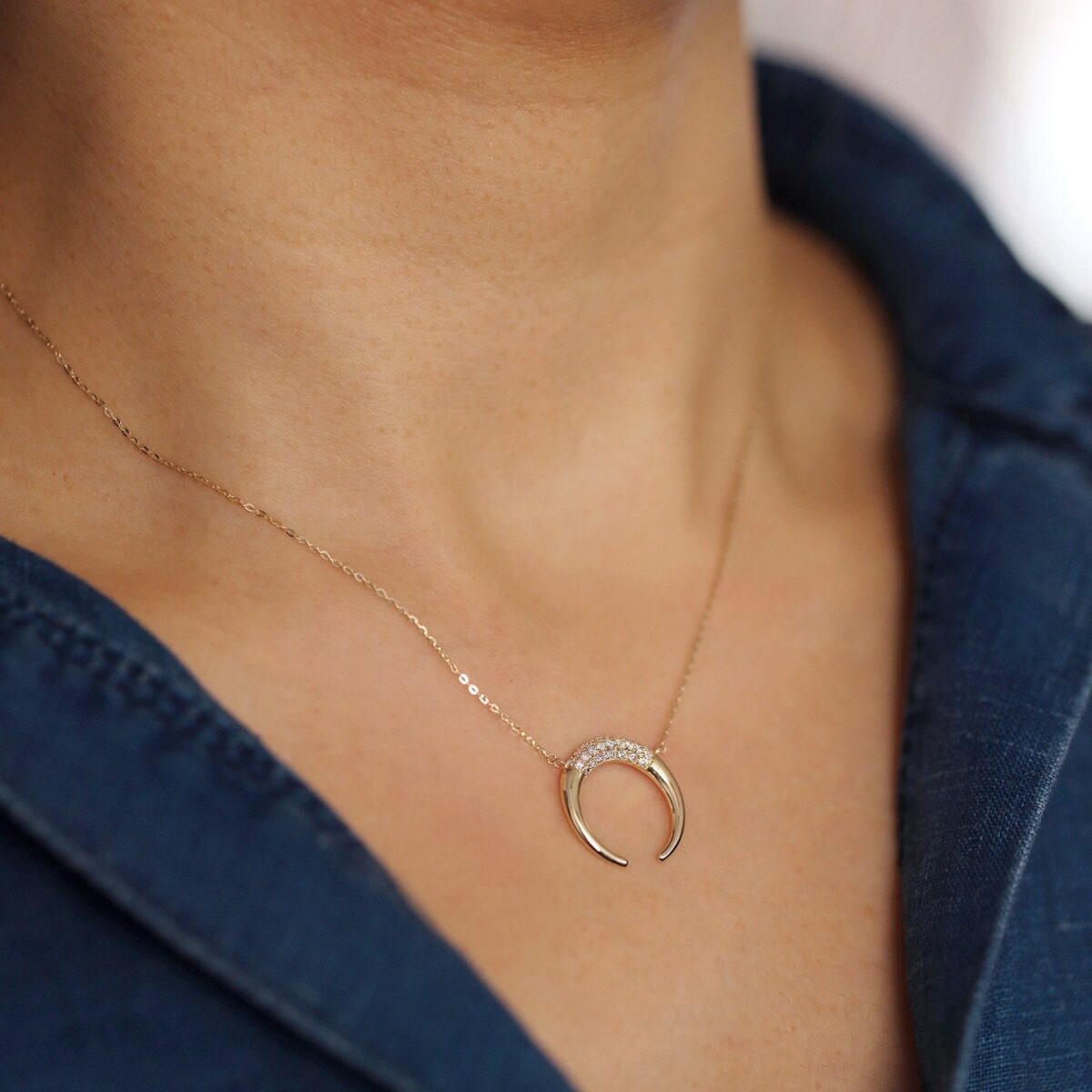 Unique horseshoe shaped round cut lab grown diamond pendant in pave set that crafted in 14k rose gold