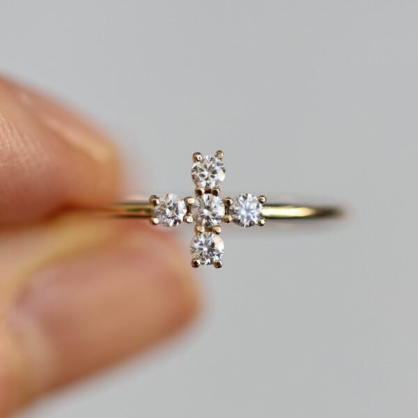 Flower shaped round cut lab grown diamond ring crafted in rose gold 14k.