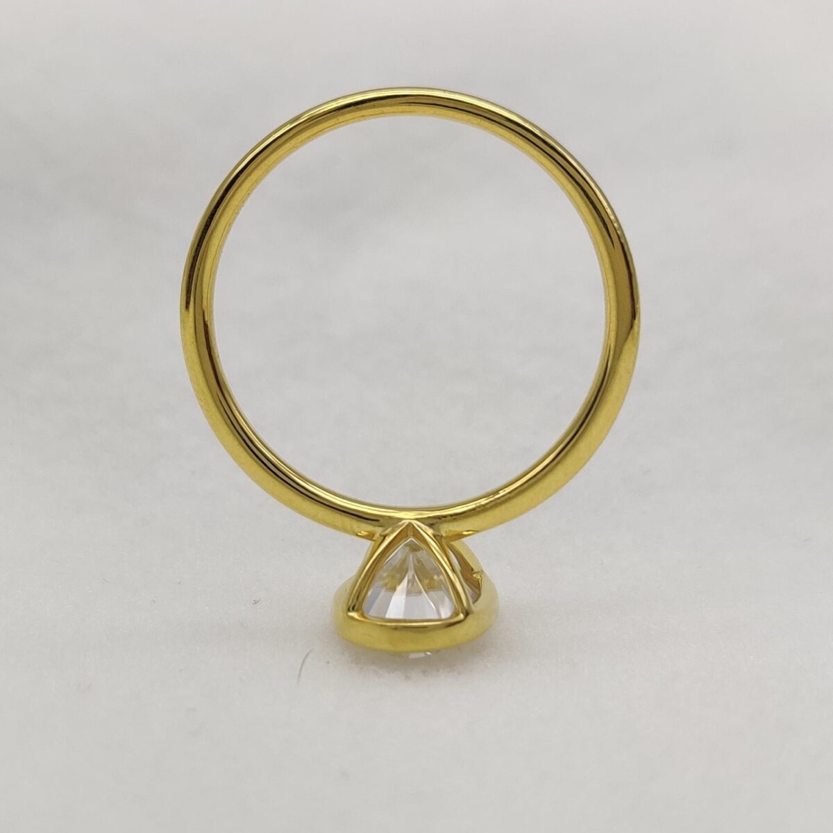 Oval cut bezel set vvs-vs clarity moissanite solitaire engagement ring